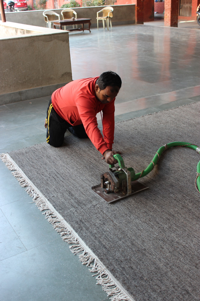 Handgeknoopte Nepalese tapijten - Tapijt scheren